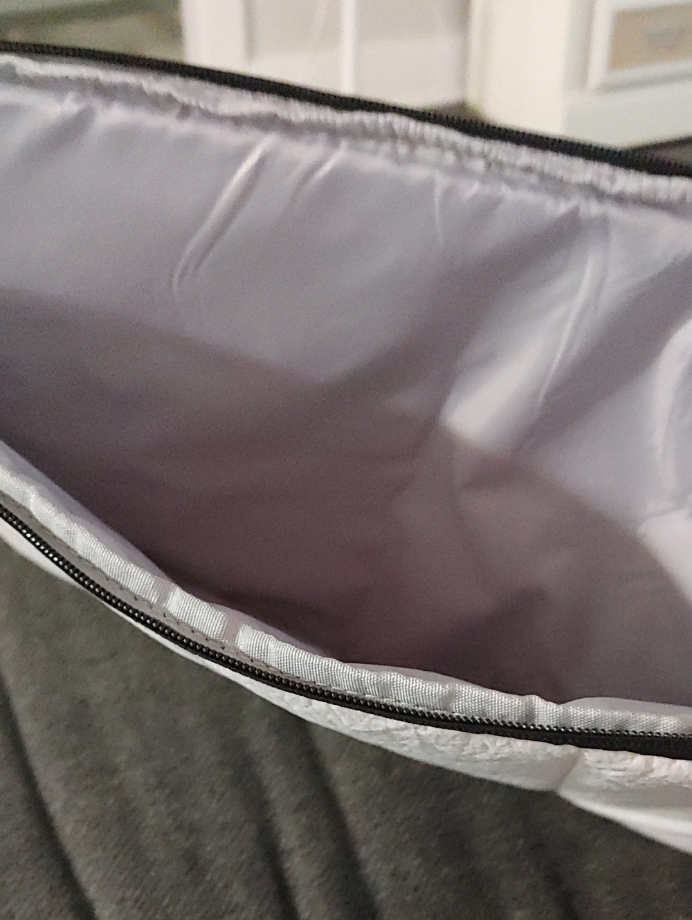 White Puffer Laptop Sleeve LIKE NEW - Picture 4 of 4